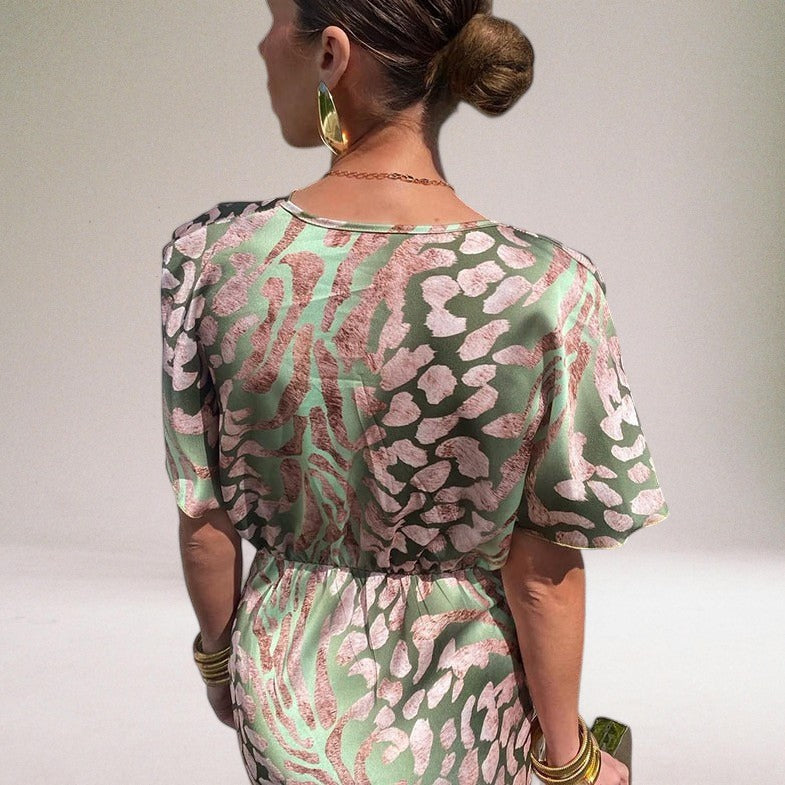 Agnès | Glamour Šaty – Detail Skrútenia a Nadčasový Šarm