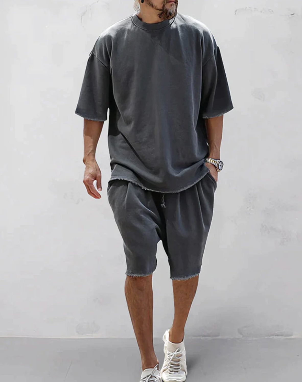 アドリアン|快適でスタイリッシュなルックのためのオーバーサイズTシャツとショートパンツのセット