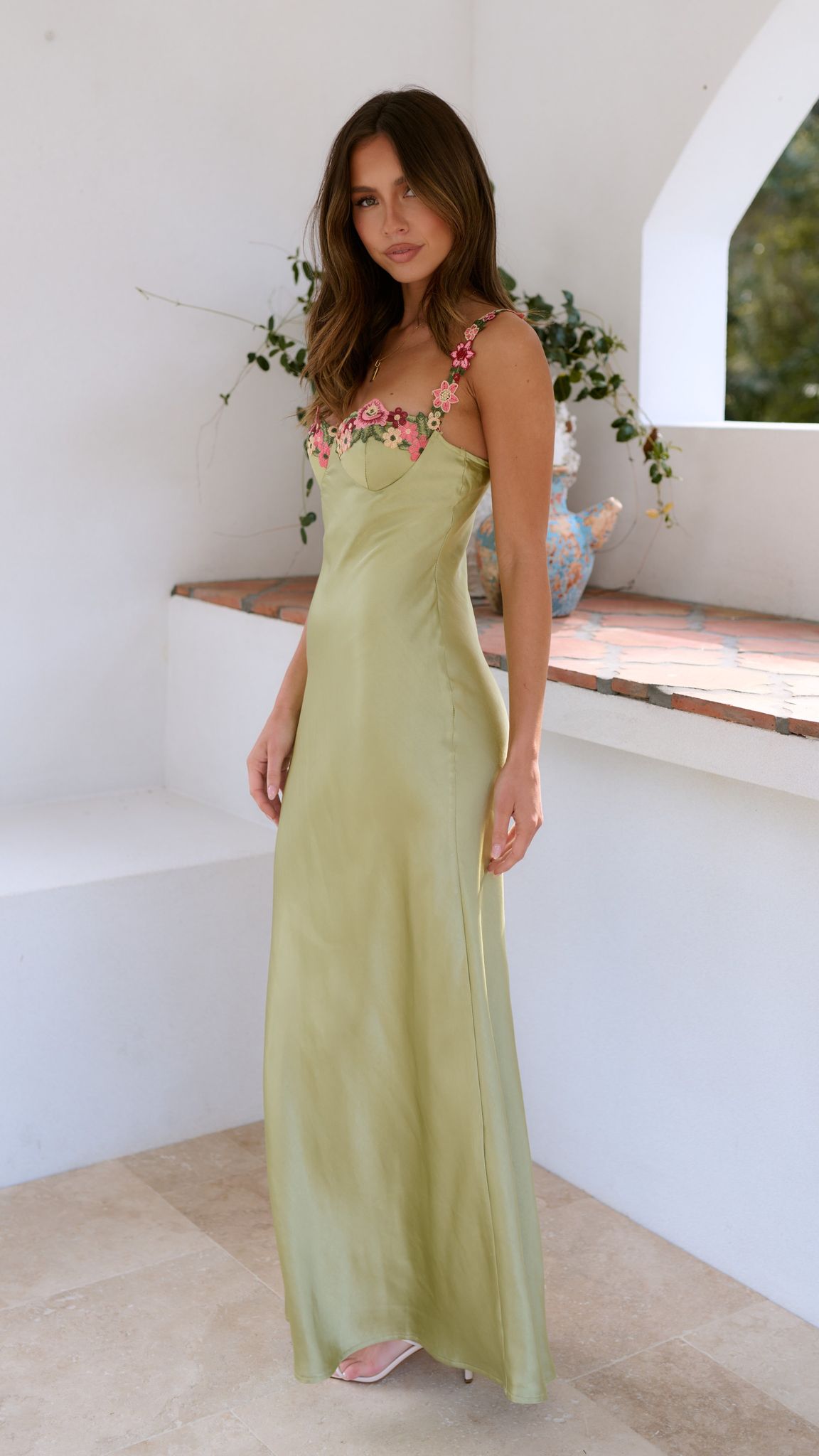 לורי | שמלת רקמה – allure longue et charme floral 