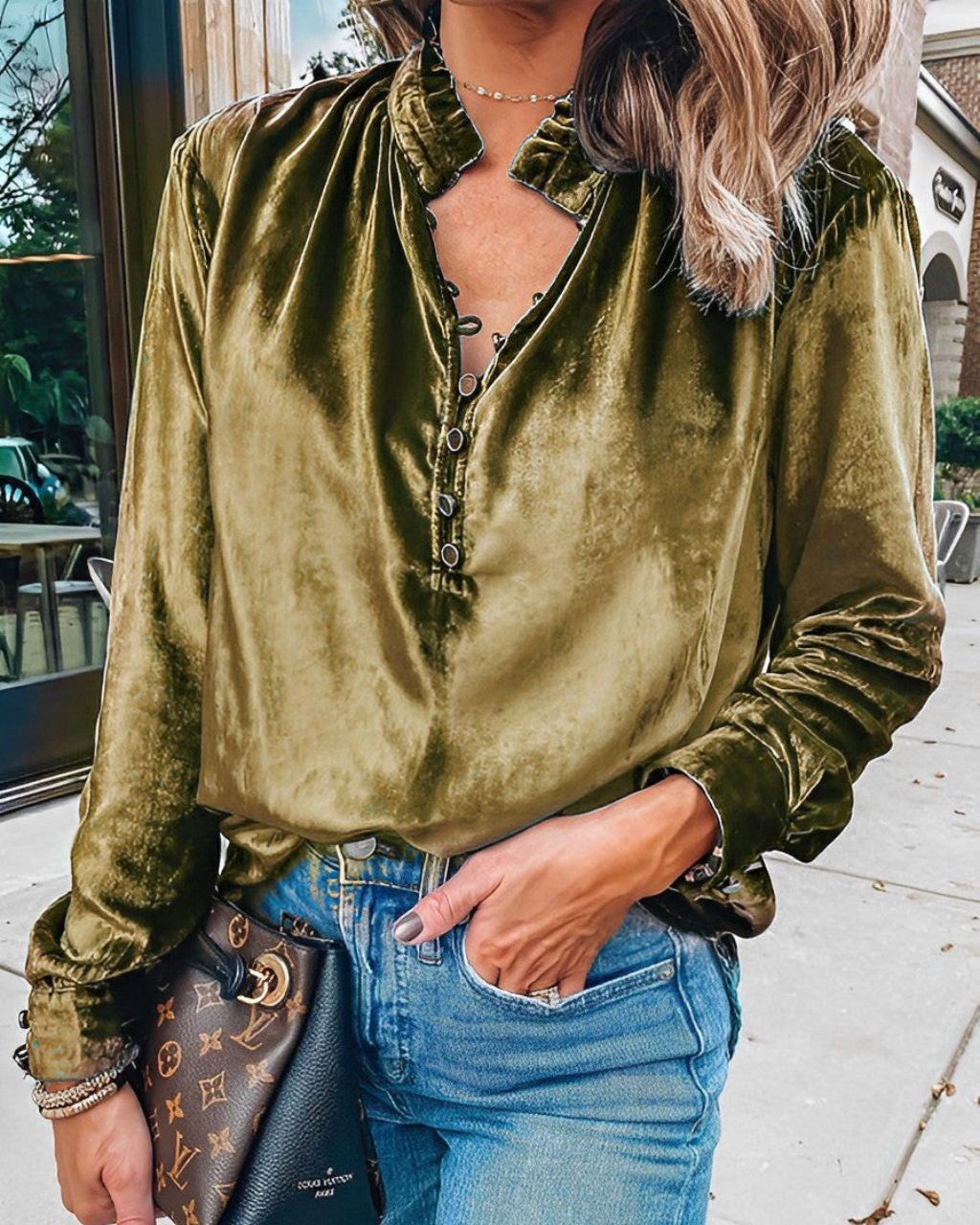 Viviane | Elegant Bluse til Kvinder – Rynket Krave og Chic Knaplukning 