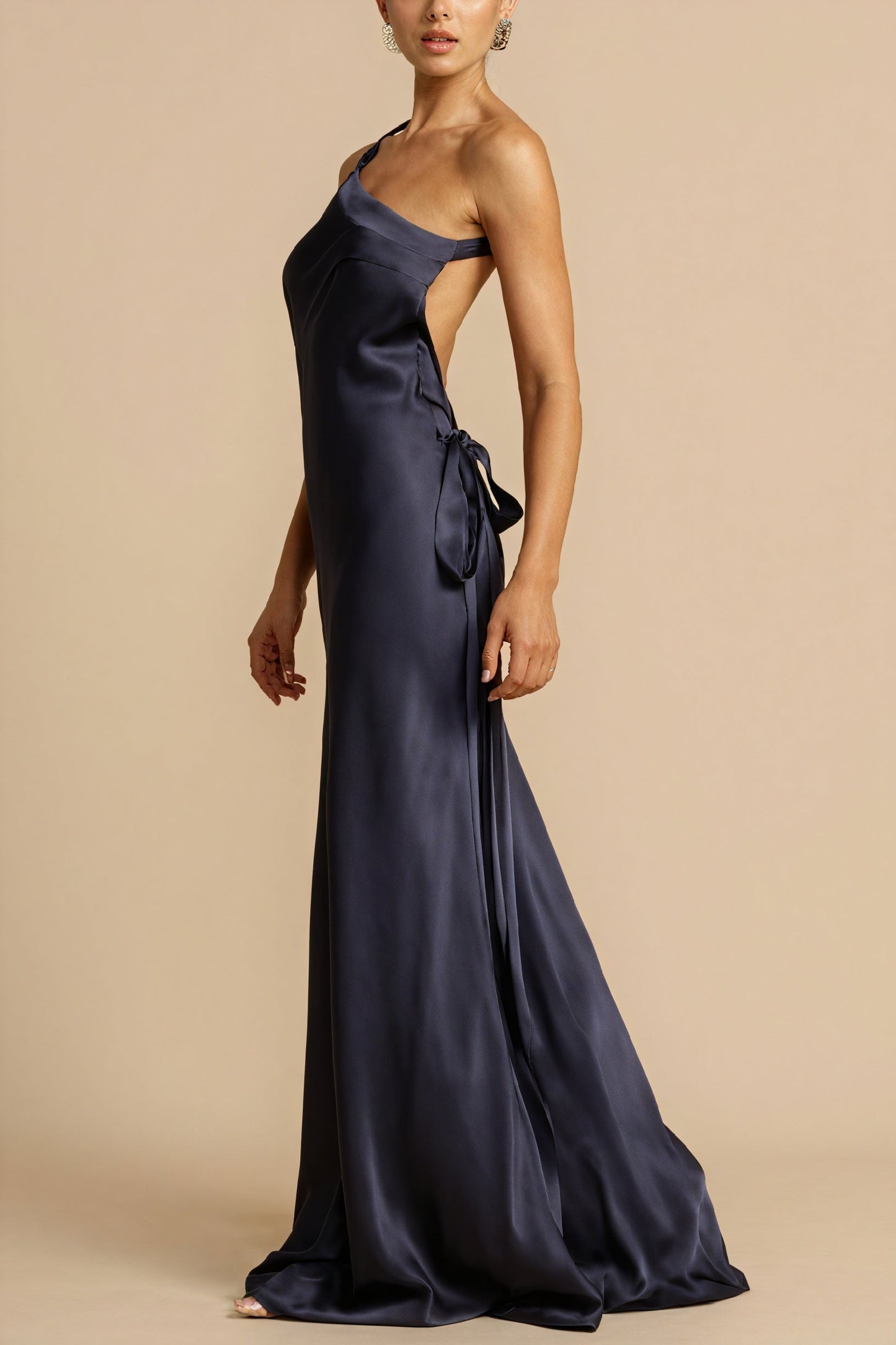 Flore | Vestido Longo de Uma Alça – Elegância Assimétrica e Fluida 