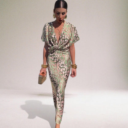 Agnès | Glamour Šaty – Detail Skrútenia a Nadčasový Šarm 