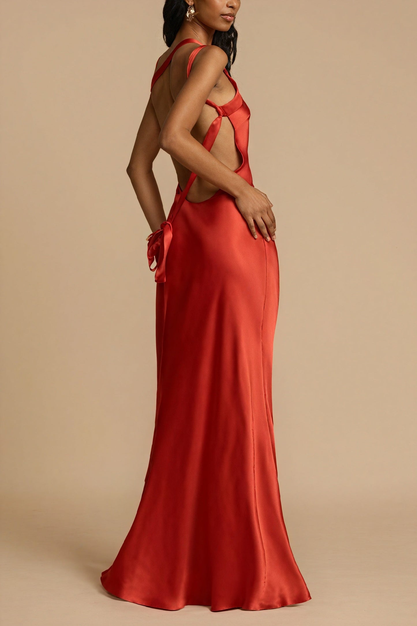 Flore | Vestido Longo de Uma Alça – Elegância Assimétrica e Fluida 